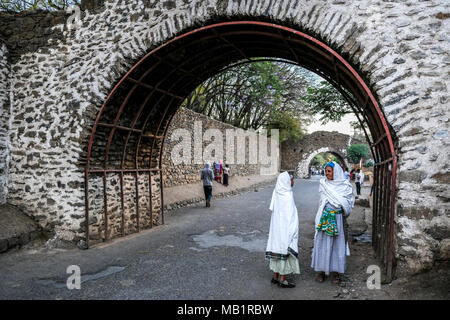 Gondar, Äthiopien - Januar 17, 2018: Zwei äthiopischen Frauen sprechen auf einer Straße in Gondar, Äthiopien. Stockfoto