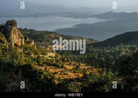 Blick von der Straße auf die dorze Dorf in Richtung Lake Abaya. Äthiopien Stockfoto