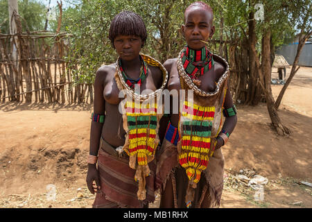 Turmi, Äthiopien - Januar 25, 2018: Unbekannter Hamer Stamm Frau. Hamer Frau Kamm in der Regel ihre Haare mit Boden in Turmi, Omo Valley, Äthiopien. Stockfoto