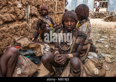 Turmi, Omo Valley, Äthiopien - Januar 25, 2018: Hamer Menschen im Dorf Markt. Wochenmärkte sind wichtige Veranstaltungen im Omo Valley Tribal leben in Turmi Stockfoto