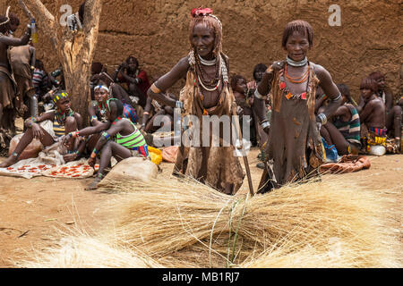 Turmi, Omo Valley, Äthiopien - Januar 25, 2018: Hamer Menschen im Dorf Markt. Wochenmärkte sind wichtige Veranstaltungen im Omo Valley Tribal leben in Turmi Stockfoto