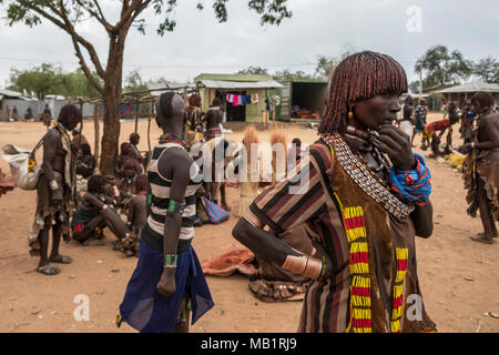 Turmi, Omo Valley, Äthiopien - Januar 25, 2018: Hamer Menschen im Dorf Markt. Wochenmärkte sind wichtige Veranstaltungen im Omo Valley Tribal leben in Turmi Stockfoto