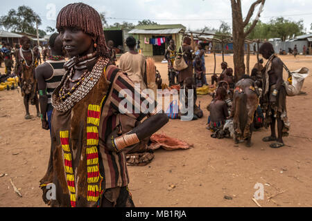 Turmi, Omo Valley, Äthiopien - Januar 25, 2018: Hamer Menschen im Dorf Markt. Wochenmärkte sind wichtige Veranstaltungen im Omo Valley Tribal leben in Turmi Stockfoto