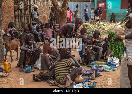 Turmi, Omo Valley, Äthiopien - Januar 25, 2018: Hamer Menschen im Dorf Markt. Wochenmärkte sind wichtige Veranstaltungen im Omo Valley Tribal leben in Turmi Stockfoto