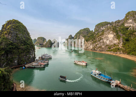 Spektakuläre Aussicht auf Ha Long Bay, im Nordosten von Vietnam mit smaragdgrünen Wasser und hoch aufragenden Kalkstein junk Boote und Meer Kajak Stockfoto