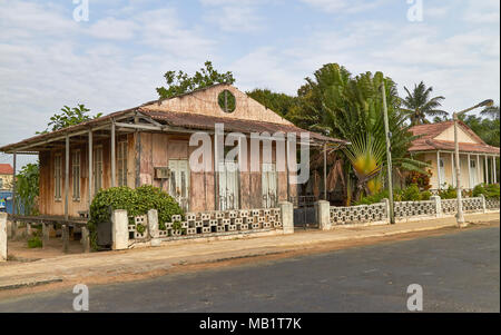 Eine der vielen verlassenen Strand Häuser, dieses mit Wellblech Deckschichten und Dach auf der Beach Road und der Promenade in Sao Tome Stockfoto