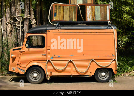 Ansicht von der linken Seite eines Vintage foodtruck Stockfoto