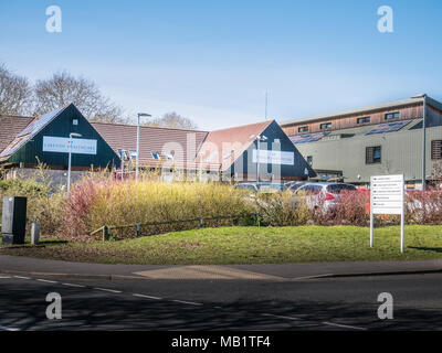 Die Lakeside healthcare komplexe Zentrum neben dem See zum Bootfahren in Corby, England, im Frühling. Stockfoto