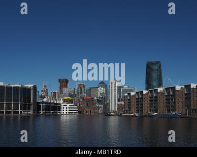 Canary Wharf auf Ihren Baustellen von äußeren Millwall Dock, London, England, UK gesehen Stockfoto