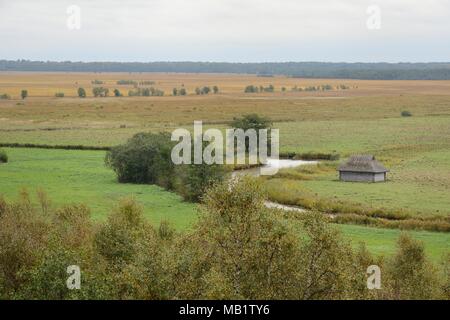 Überblick über eine alte Fischerhütte Von der Suitsu Fluss in Matsalu Nationalpark, Kloostri, Estland, September 2017. Stockfoto