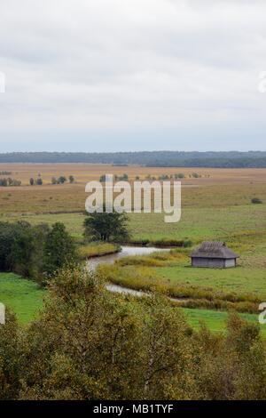 Überblick über eine alte Fischerhütte Von der Suitsu Fluss in Matsalu Nationalpark, Kloostri, Estland, September 2017. Stockfoto