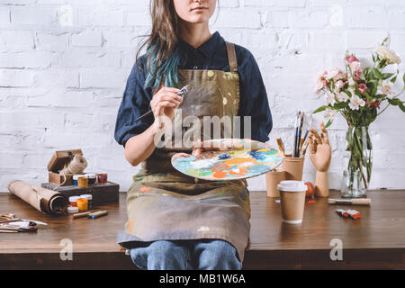 Zugeschnittenes Bild des Künstlers mit Palette und Pinsel Stockfoto