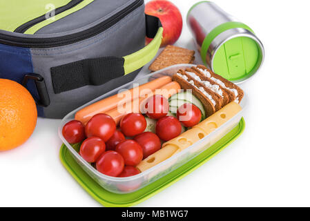 Behälter mit Essen und ein Lunchpaket. Stockfoto