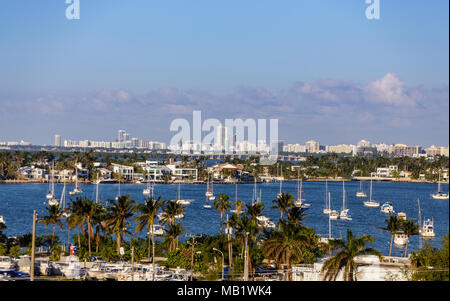 Viele Segelboote und Yachten vor Anker in der Bucht von Biscayne Stockfoto