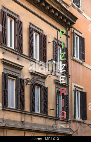 Eine Pizzeria Zeichen über eine italienische Pizza Restaurant in Rom, Italien. Stockfoto