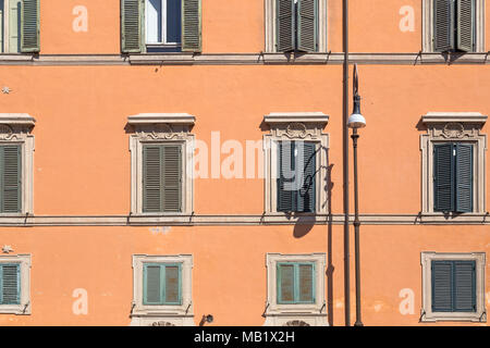 Ein Gebäude mit Blick auf Piazza de Piscinula in der Region Trastevere in Rom, Italien. Einige der Fenster sind durch kunstvolle Architrave mit umgeben Stockfoto