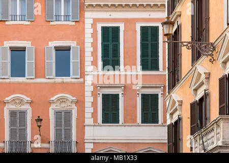 Fenster und Rollläden auf die bunten Gebäude an der Piazza di Spagna, Rom, Italien. Stockfoto