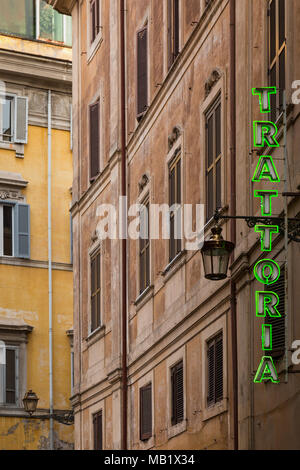 Ein Grüner Neon Trattoria Zeichen über ein italienisches Restaurant in einem Gebäude in Rom, Italien. Stockfoto