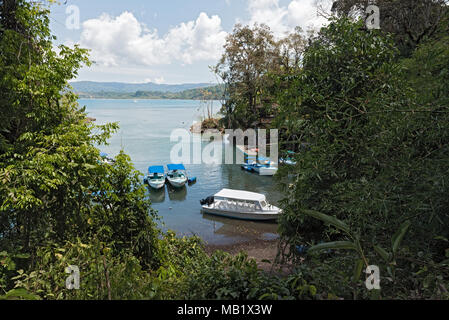 Boote in der Mündung des Rio Agujitas in der Drake Bay, Costa Rica Stockfoto