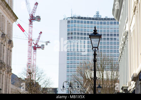 Der Blick auf die Alpha-Turm von der Waterloo Street, Birmingham, zeigt die Viktorianischen lampe Beiträge und moderne Stadt Krane Stockfoto