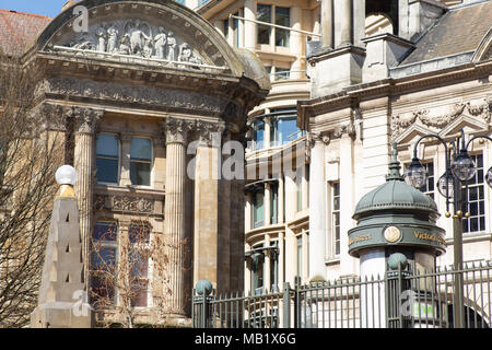 Architektur, Fechten, Statuen, in und um den Victoria Square im Zentrum von Birmingham, England, Großbritannien Stockfoto