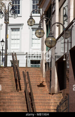 Die Schritte von Neue Straße Waterloo Street in Victoria Square, Birmingham, England, Großbritannien Stockfoto