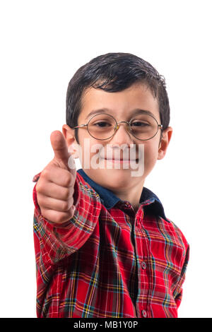 Kleiner Junge mit Brille zeigt große Finger nach oben. Stockfoto