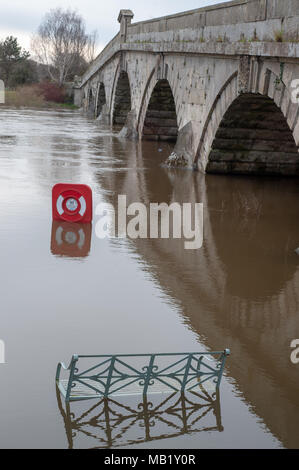 Bank am Flussufer bei atcham's Mytton und Mermaid Hotel überflutet von Hochwasser aus dem Fluss Severn Stockfoto