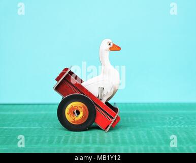 Gans stehen und warten in einem Anhänger. farm animal mit blauen Hintergrund. Lustige kleine Kinder Spielzeug und Kopieren. Stockfoto