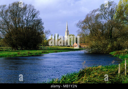 Wasser suchen, die Kathedrale von Salisbury, Salisbury, Fluss Avon, Wiltshire, England, UK, GB. Stockfoto