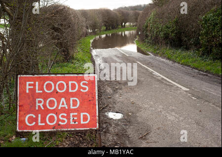 Straßen geschlossen im Atcham, Shrewsbury, Shropshire, England, durch Überschwemmungen des Flusses Severn zu Feder Stockfoto