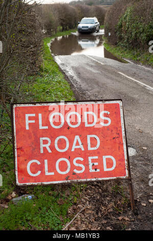 Straßen geschlossen im Atcham, Shrewsbury, Shropshire, England, durch Überschwemmungen des Flusses Severn zu Feder Stockfoto