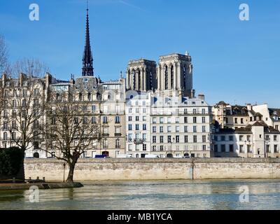 Blick über Seine Fluss auf der Ile de la Cite und die Türme der Kathedrale von Notre Dame. 4. Arrondissement, Paris, Frankreich. Stockfoto