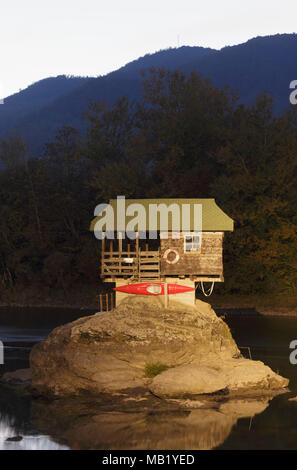 Das Haus am Fluss Drina, bei Sonnenuntergang, Bajina Basta, Serbien, Oktober Stockfoto
