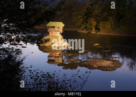 Das Haus am Fluss Drina, nachts, Bajina Basta, Serbien, Oktober Stockfoto