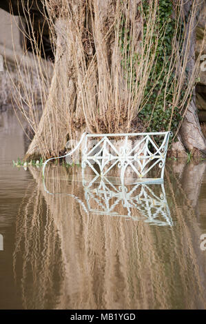 Gartenmöbel in Hochwasser des Flusses Severn an Atcham, Shrewsbury, Shropshire, England Stockfoto