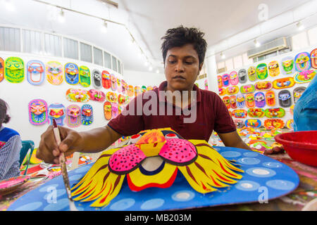 Dhaka, Bangladesch. 5 Apr, 2018. Der Universität von Dhaka Bildende Kunst (FFA) Student malt ein Wandbild zu bevorstehenden Bengali Neues Jahr 1425 in Dhaka feiern. Vorbereitungen für die Festlichkeiten Pahela Boishakh. Die Leute machen das Handwerk für die Feierlichkeiten. Pahela Boishakh (der erste Tag der Bangla Monat) können zurück zu den Ursprüngen während der Mughal Periode, als Kaiser Akbar der Bangla Kalender bei der Eintreibung der Steuern, während im Laufe der Zeit Teil der bengalischen Kultur und Tradition geworden rationalisieren eingeführt werden. Credit: Jahangir Alam Onuchcha/Alamy leben Nachrichten Stockfoto