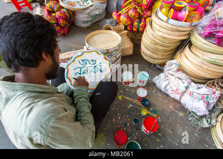 Dhaka, Bangladesch. 5 Apr, 2018. Der Universität von Dhaka Bildende Kunst (FFA) Student malt ein Wandbild zu bevorstehenden Bengali Neues Jahr 1425 in Dhaka feiern. Vorbereitungen für die Festlichkeiten Pahela Boishakh. Die Leute machen das Handwerk für die Feierlichkeiten. Pahela Boishakh (der erste Tag der Bangla Monat) können zurück zu den Ursprüngen während der Mughal Periode, als Kaiser Akbar der Bangla Kalender bei der Eintreibung der Steuern, während im Laufe der Zeit Teil der bengalischen Kultur und Tradition geworden rationalisieren eingeführt werden. Credit: Jahangir Alam Onuchcha/Alamy leben Nachrichten Stockfoto