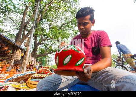 Dhaka, Bangladesch. 5 Apr, 2018. Der Universität von Dhaka Bildende Kunst (FFA) Student malt ein Wandbild zu bevorstehenden Bengali Neues Jahr 1425 in Dhaka feiern. Vorbereitungen für die Festlichkeiten Pahela Boishakh. Die Leute machen das Handwerk für die Feierlichkeiten. Pahela Boishakh (der erste Tag der Bangla Monat) können zurück zu den Ursprüngen während der Mughal Periode, als Kaiser Akbar der Bangla Kalender bei der Eintreibung der Steuern, während im Laufe der Zeit Teil der bengalischen Kultur und Tradition geworden rationalisieren eingeführt werden. Credit: Jahangir Alam Onuchcha/Alamy leben Nachrichten Stockfoto