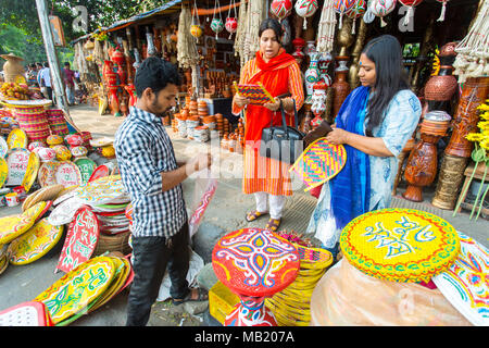 Dhaka, Bangladesch. 5 Apr, 2018. Der Universität von Dhaka Bildende Kunst (FFA) Student malt ein Wandbild zu bevorstehenden Bengali Neues Jahr 1425 in Dhaka feiern. Vorbereitungen für die Festlichkeiten Pahela Boishakh. Die Leute machen das Handwerk für die Feierlichkeiten. Pahela Boishakh (der erste Tag der Bangla Monat) können zurück zu den Ursprüngen während der Mughal Periode, als Kaiser Akbar der Bangla Kalender bei der Eintreibung der Steuern, während im Laufe der Zeit Teil der bengalischen Kultur und Tradition geworden rationalisieren eingeführt werden. Credit: Jahangir Alam Onuchcha/Alamy leben Nachrichten Stockfoto