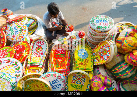 Dhaka, Bangladesch. 5 Apr, 2018. Der Universität von Dhaka Bildende Kunst (FFA) Student malt ein Wandbild zu bevorstehenden Bengali Neues Jahr 1425 in Dhaka feiern. Vorbereitungen für die Festlichkeiten Pahela Boishakh. Die Leute machen das Handwerk für die Feierlichkeiten. Pahela Boishakh (der erste Tag der Bangla Monat) können zurück zu den Ursprüngen während der Mughal Periode, als Kaiser Akbar der Bangla Kalender bei der Eintreibung der Steuern, während im Laufe der Zeit Teil der bengalischen Kultur und Tradition geworden rationalisieren eingeführt werden. Credit: Jahangir Alam Onuchcha/Alamy leben Nachrichten Stockfoto