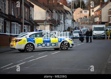 Buffery Straße, Dudley, Großbritannien. 5 Apr, 2018. Polizei Jagd für Macheten schwingende Mann nach einem Auto, das in Fahrzeugen auf Buffery Straße zertrümmert. Buffery Straße, Dudley, Großbritannien ist geschlossen, wie Polizei und Kriminalisten der Szene untersuchen. Credit: Anthony Wallbank / alamy Leben Nachrichten Stockfoto