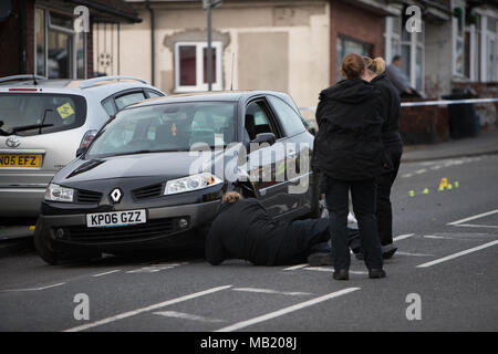 Buffery Straße, Dudley, Großbritannien. 5 Apr, 2018. Polizei Jagd für Macheten schwingende Mann nach einem Auto, das in Fahrzeugen auf Buffery Straße zertrümmert. Buffery Straße, Dudley, Großbritannien ist geschlossen, wie Polizei und Kriminalisten der Szene untersuchen. Credit: Anthony Wallbank / alamy Leben Nachrichten Stockfoto