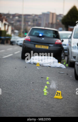 Buffery Straße, Dudley, Großbritannien. 5 Apr, 2018. Polizei Jagd für Macheten schwingende Mann nach einem Auto, das in Fahrzeugen auf Buffery Straße zertrümmert. Buffery Straße, Dudley, Großbritannien ist geschlossen, wie Polizei und Kriminalisten der Szene untersuchen. Credit: Anthony Wallbank / alamy Leben Nachrichten Stockfoto