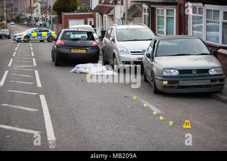 Buffery Straße, Dudley, Großbritannien. 5 Apr, 2018. Polizei Jagd für Macheten schwingende Mann nach einem Auto, das in Fahrzeugen auf Buffery Straße zertrümmert. Buffery Straße, Dudley, Großbritannien ist geschlossen, wie Polizei und Kriminalisten der Szene untersuchen. Credit: Anthony Wallbank / alamy Leben Nachrichten Stockfoto