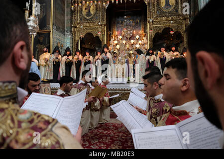 Mitglieder der armenisch-apostolischen Kirche und des Großsakristans des armenisch-apostolischen Patriarchats von Jerusalem, Sewan Gharibian, die an der Fußwaschung am Gründonnerstag teilnehmen, Der christliche Heilige Tag vor dem orthodoxen Osterfest, der an das letzte Abendmahl Jesu Christi mit den Aposteln in der Kathedrale des heiligen Jakobus erinnert, der Hauptkirche des armenischen Patriarchats von Jerusalem in der Altstadt des Armenischen Viertels Ost-Jerusalem. Israel Stockfoto