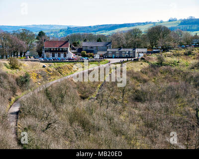 Peak District National Park. 5 Apr, 2018. pub; Cafe; UK Wetter: Besucher, Wanderer & Radfahrer Genießen der herrlichen Sonnenschein am Donnerstag nach dem nassen Ostern Bank Urlaub entlang der Monsal Trail in Monsal Kopf & Viadukt in der Nähe von Ashford auf dem Wasser & Bakewell im Peak District National Park Credit: Doug Blane/Alamy leben Nachrichten Stockfoto