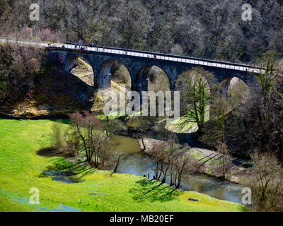 Peak District National Park. 5 Apr, 2018. UK Wetter: Besucher, Wanderer & Radfahrer Genießen der herrlichen Sonnenschein am Donnerstag nach dem nassen Ostern Bank Urlaub entlang der Monsal Trail in Monsal Kopf & Viadukt in der Nähe von Ashford auf dem Wasser & Bakewell im Peak District National Park Credit: Doug Blane/Alamy leben Nachrichten Stockfoto