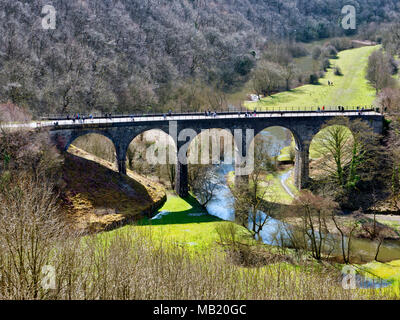 Peak District National Park. 5 Apr, 2018. UK Wetter: Besucher, Wanderer & Radfahrer Genießen der herrlichen Sonnenschein am Donnerstag nach dem nassen Ostern Bank Urlaub entlang der Monsal Trail in Monsal Kopf & Viadukt in der Nähe von Ashford auf dem Wasser & Bakewell im Peak District National Park Credit: Doug Blane/Alamy leben Nachrichten Stockfoto