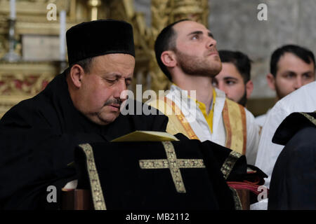 Jerusalem, Israel, 5. April 2018. Die Mitglieder der syrisch-orthodoxen Gemeinschaft an einem orthodoxen Service am Gründonnerstag, vor dem orthodoxen Osterfest das Gedenken an das Letzte Abendmahl Jesu Christi mit den Aposteln in San Marcos oder St. Markus Kirche, wo Gebete in Aramic Sprache in der Altstadt Ost Jerusalem Israel durchgeführt werden. Stockfoto